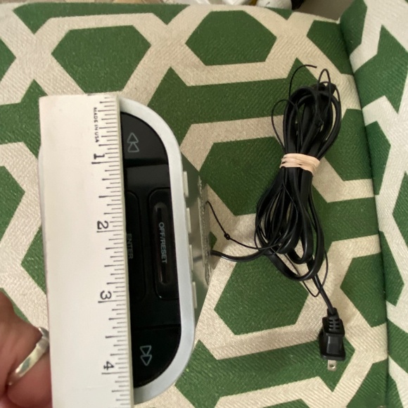 Timex alarm clock radio; am/fm; electric, battery option - Picture 3 of 8